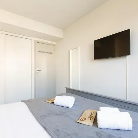 Nomad Yourhosthelper * Cannes